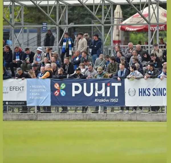 Hutnik Kraków (2025) — baner PUHIT przy boisku, stadion Suche Stawy