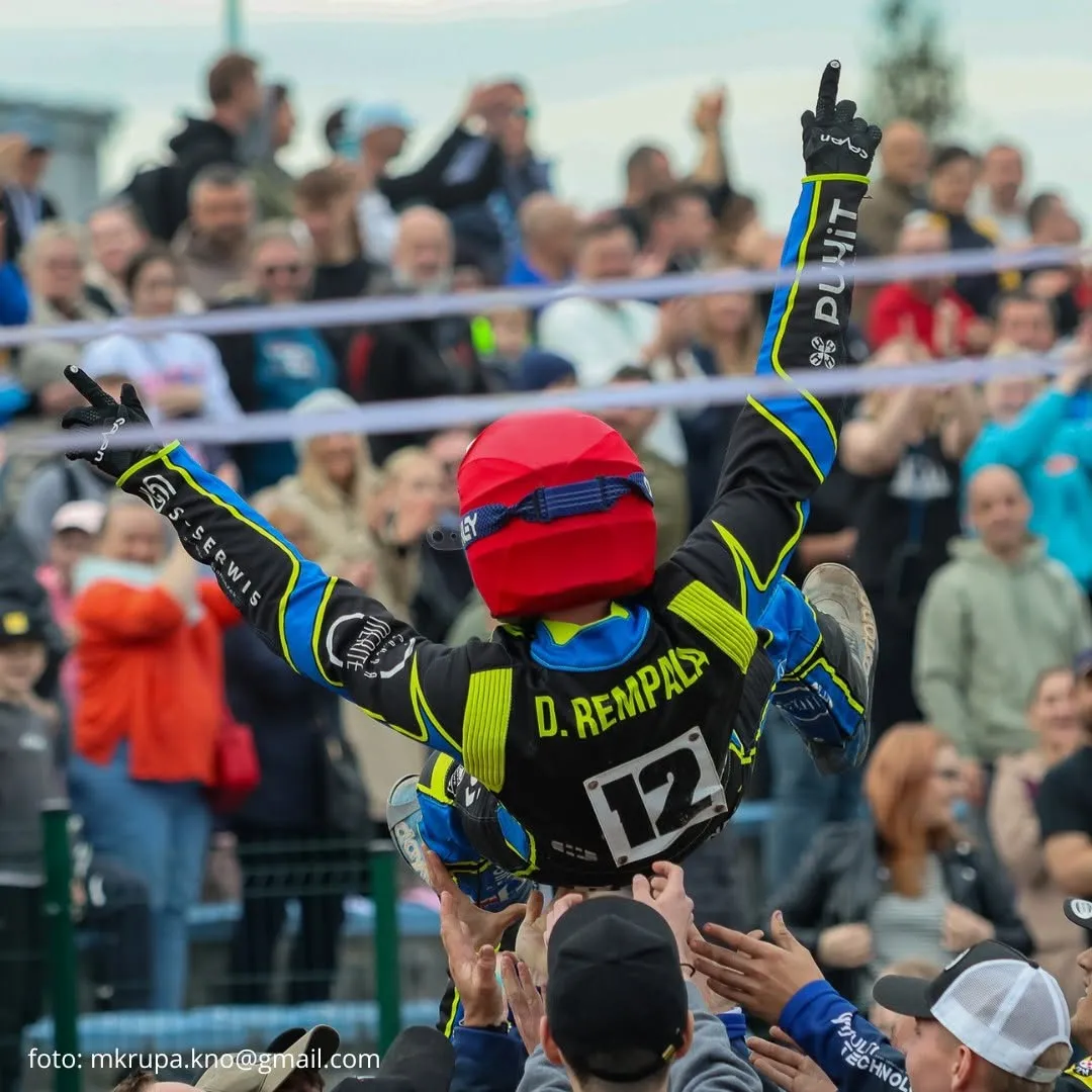 Speedway Kraków (2025) — logo PUHIT na kevlarze zawodnika po zwycięstwie 46:42